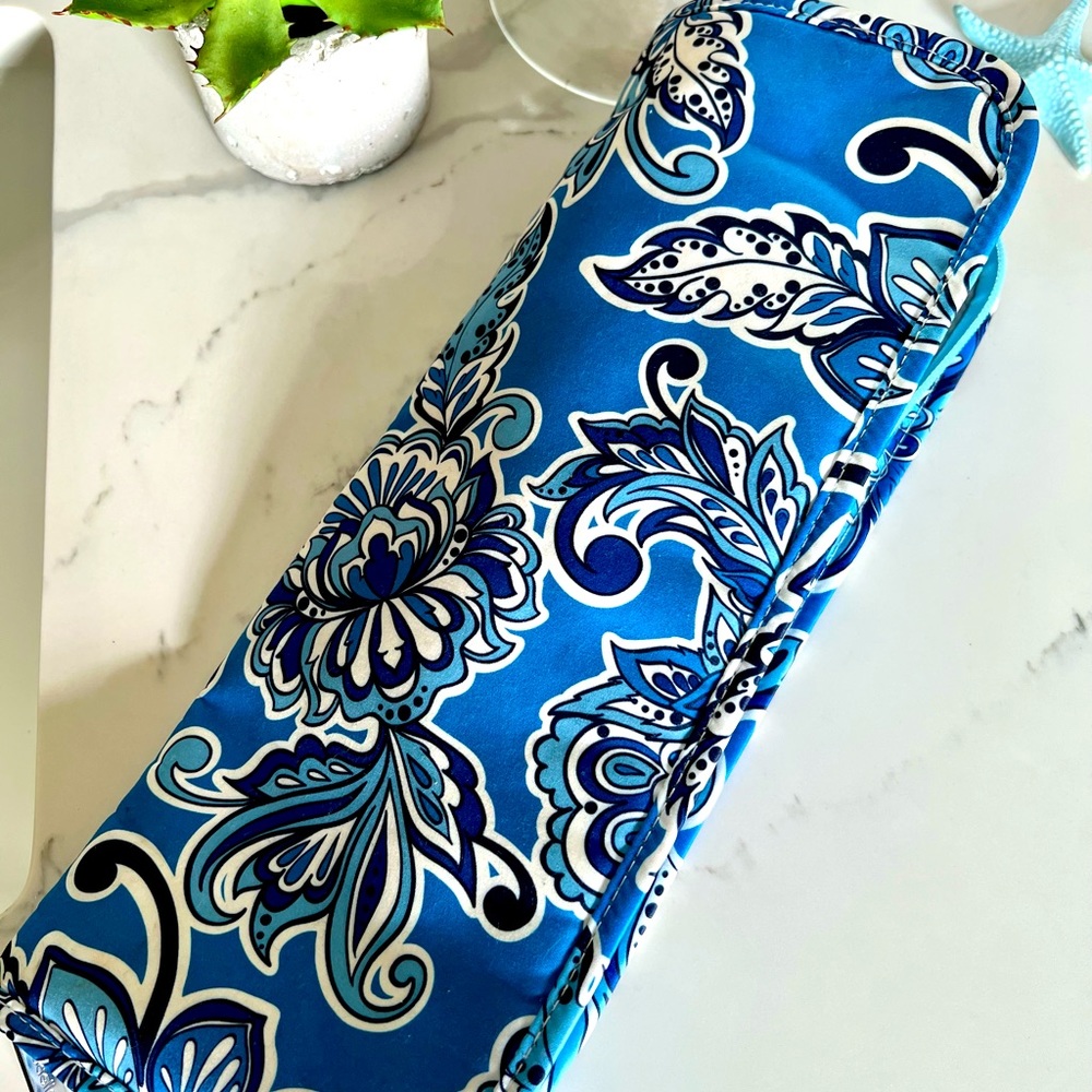 Beautiful heat resistant hair tool holder. Perfect for travel. Great condition.